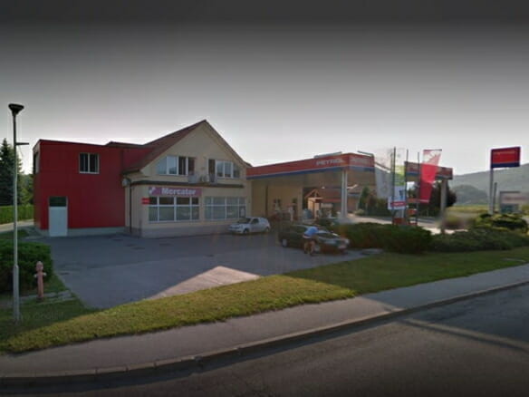 COMMERCIAL REAL ESTATE WITH A LONG-TERM TENANT-RETAIL