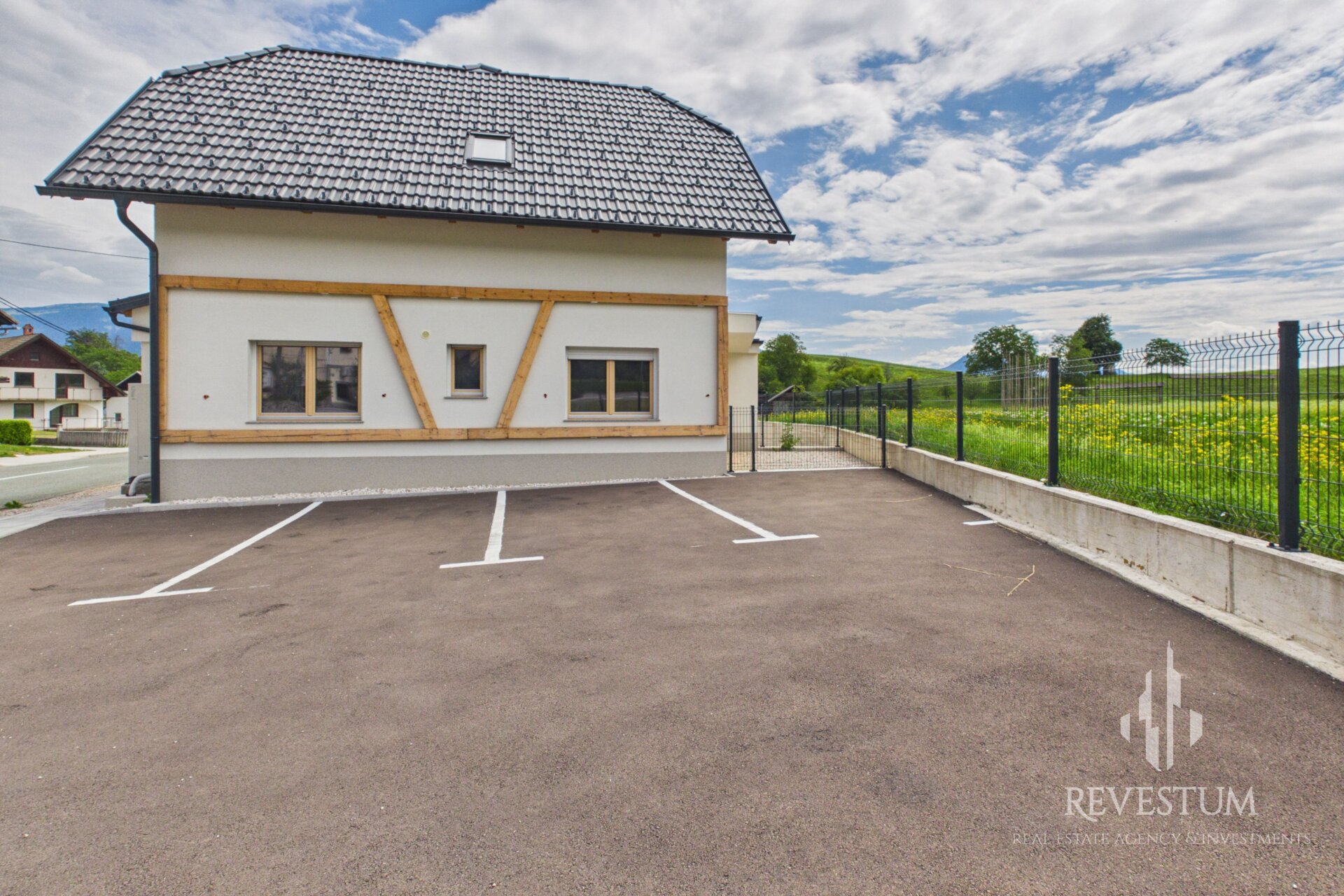Residential Building with 5 Units and Proven Yield – Investment Opportunity Near Bled