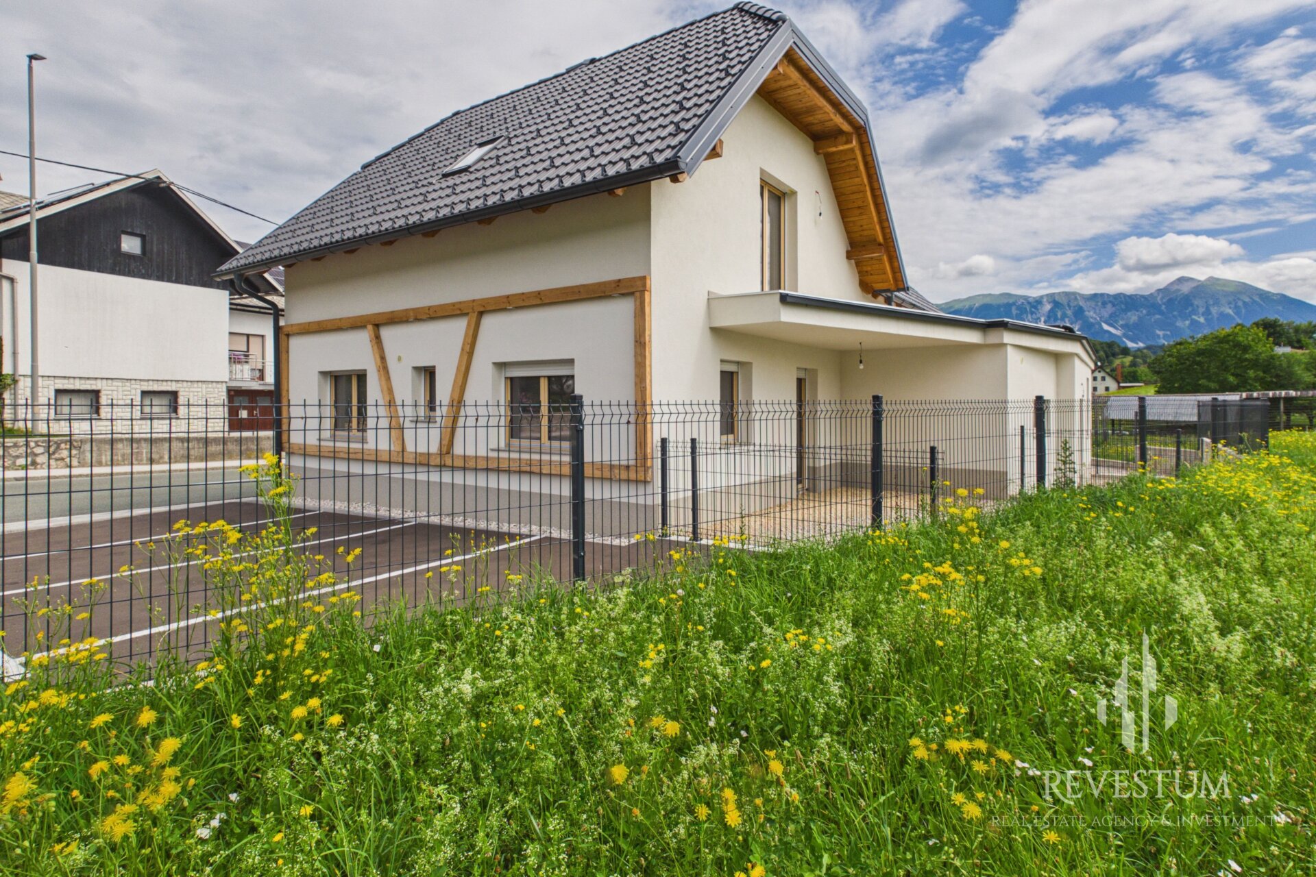 Residential Building with 5 Units and Proven Yield – Investment Opportunity Near Bled