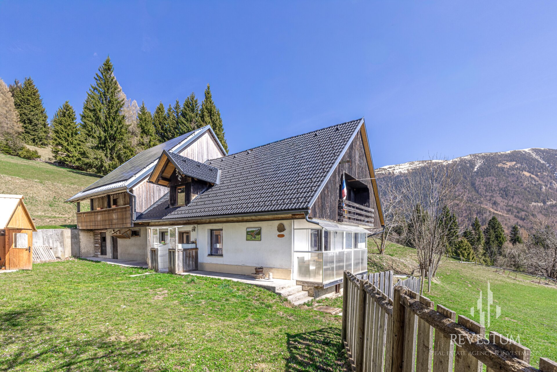 Revestum_Hiša_JavorniškiRovt15_JES_FullresolutionLogo_07-04-2026-AK-1 IDYLLIC SECLUDED FARMHOUSE, JAVORNIŠKI ROVT