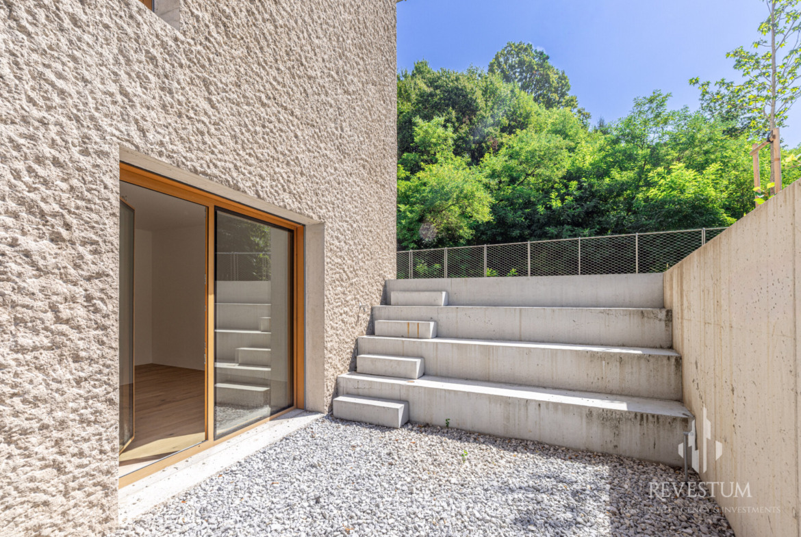 Architectural 4-room apartment by the forst in Rožna dolina