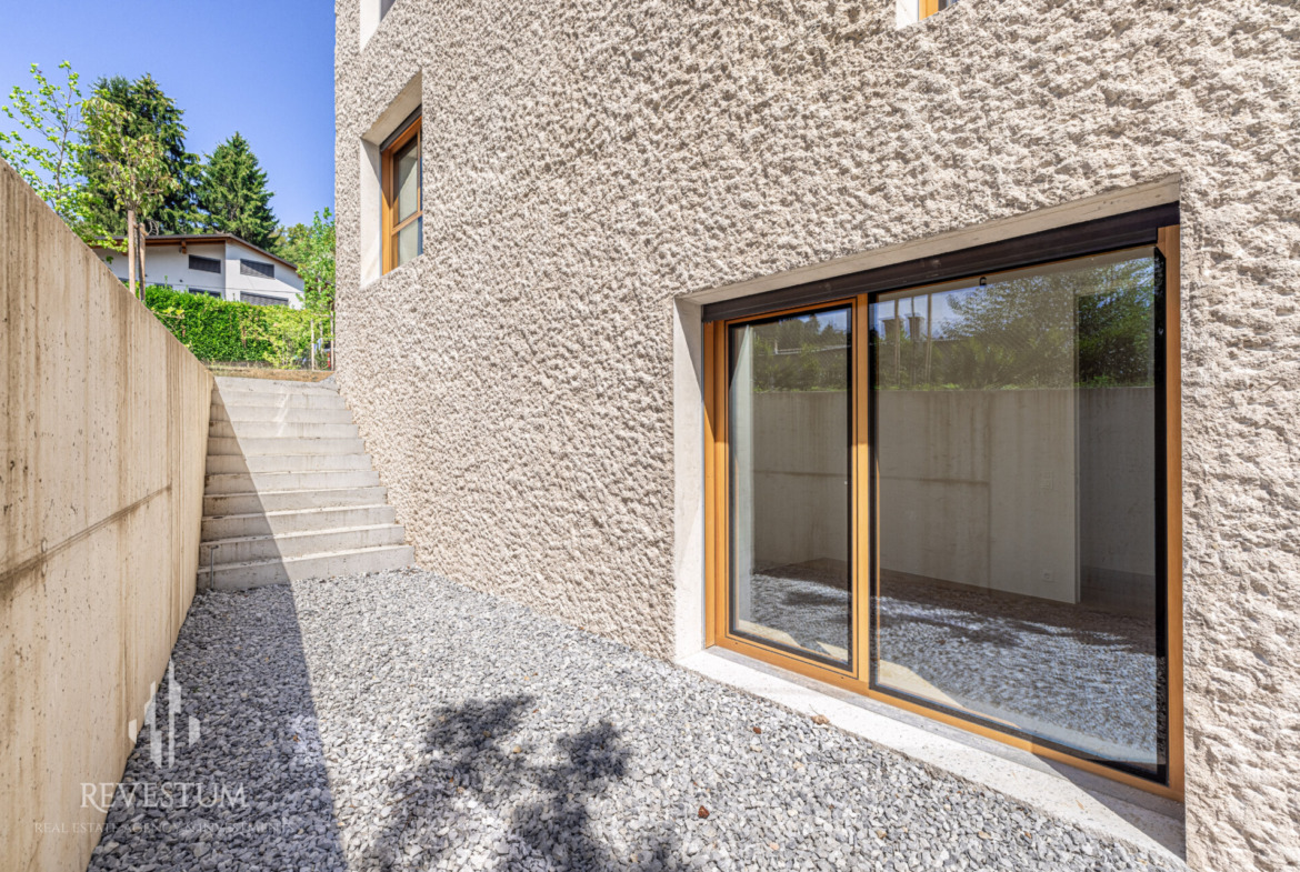 Architectural 4-room apartment by the forst in Rožna dolina