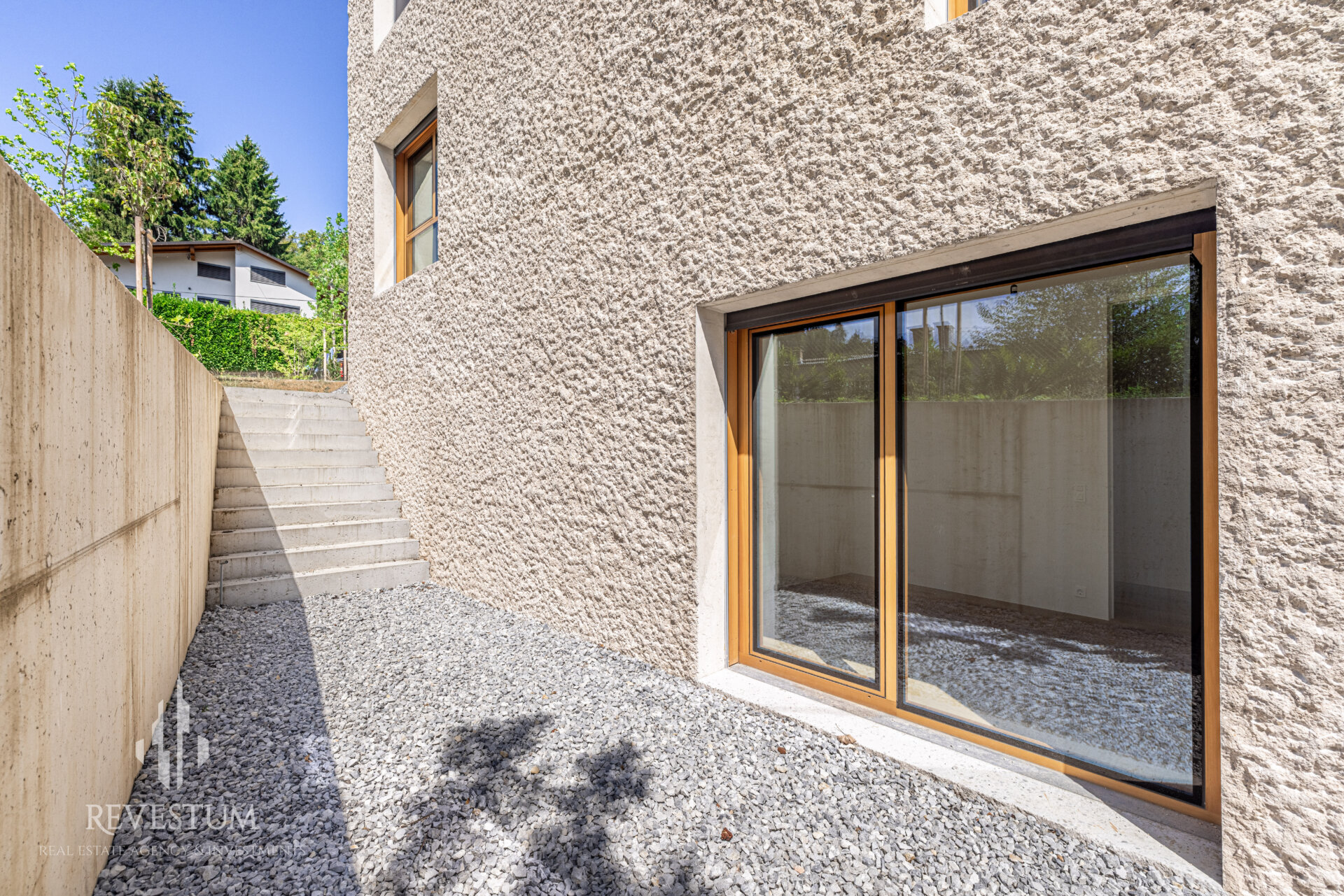 Architectural 4-room apartment by the forst in Rožna dolina