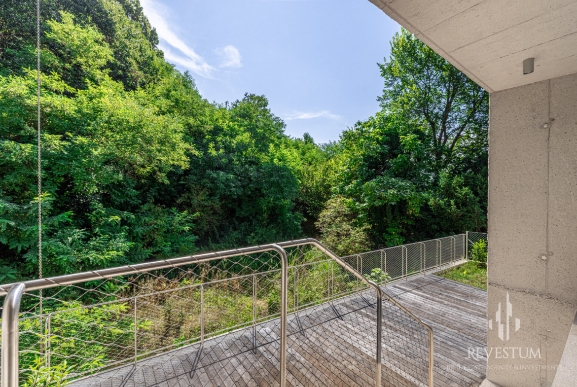 Architectural 4-room apartment by the forst in Rožna dolina