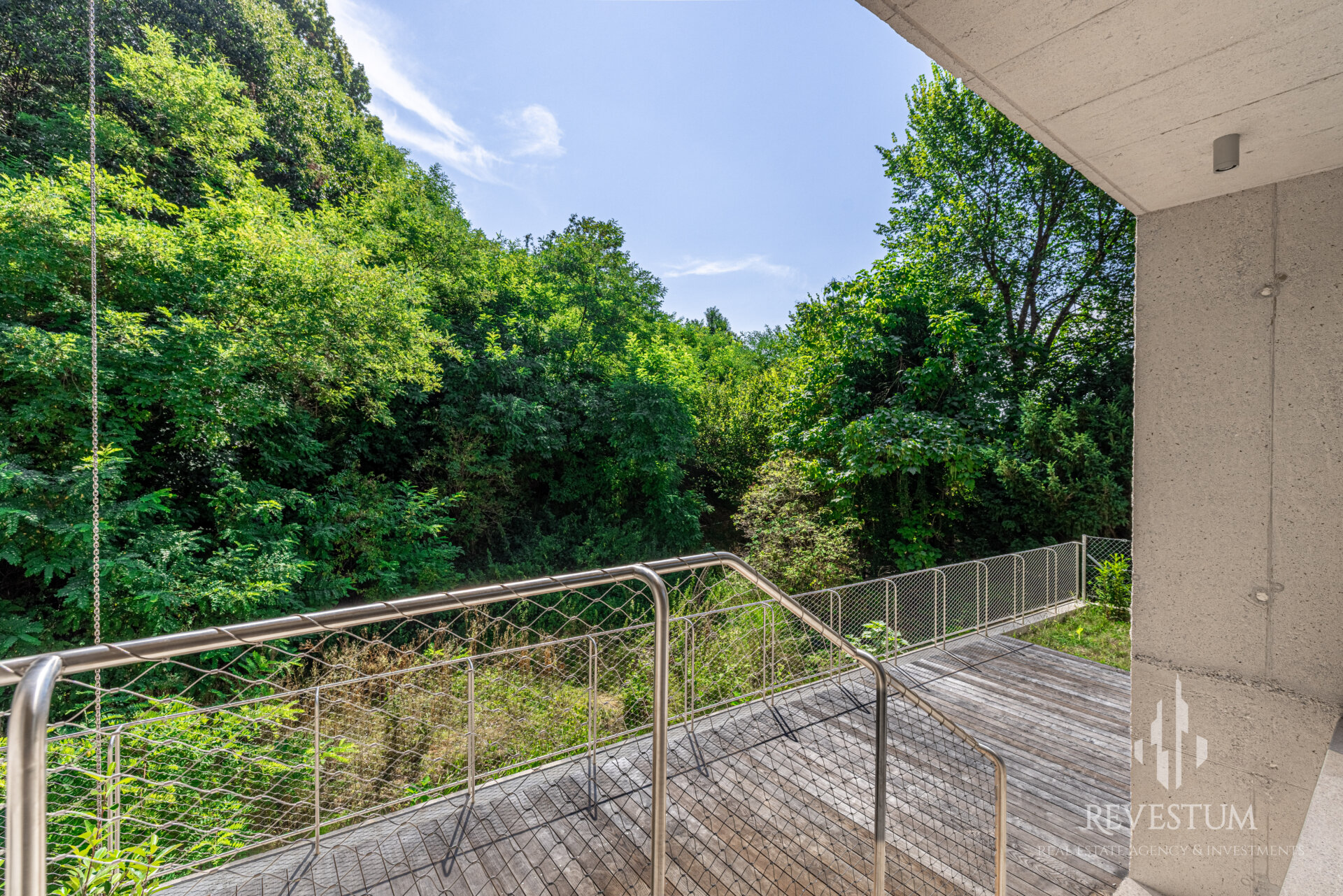 Architectural 4-room apartment by the forst in Rožna dolina