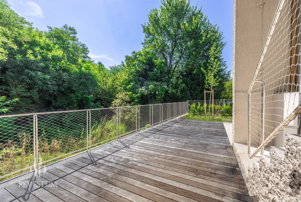 Architectural 4-room apartment by the forst in Rožna dolina
