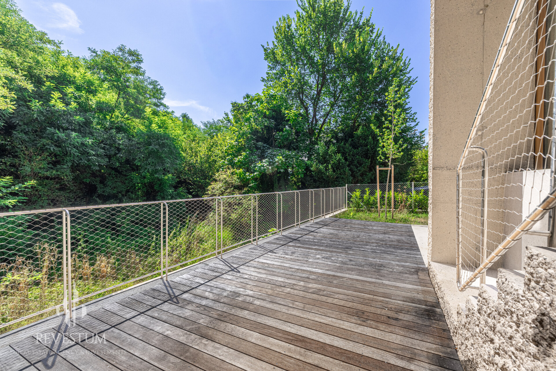Architectural 4-room apartment by the forst in Rožna dolina
