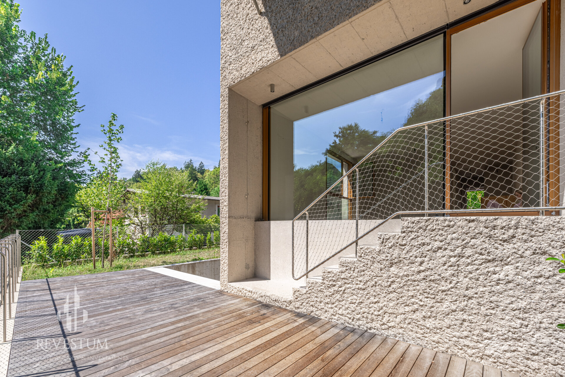 Architectural 4-room apartment by the forst in Rožna dolina