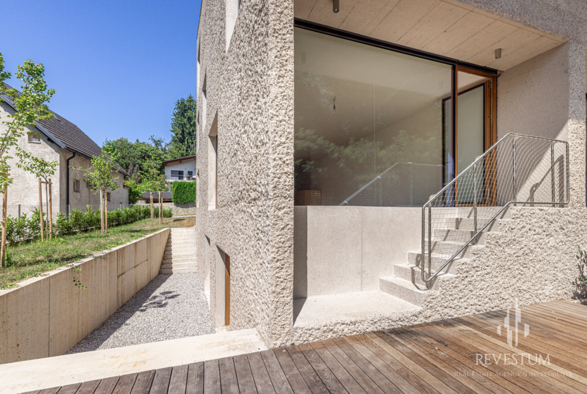 Architectural 4-room apartment by the forst in Rožna dolina