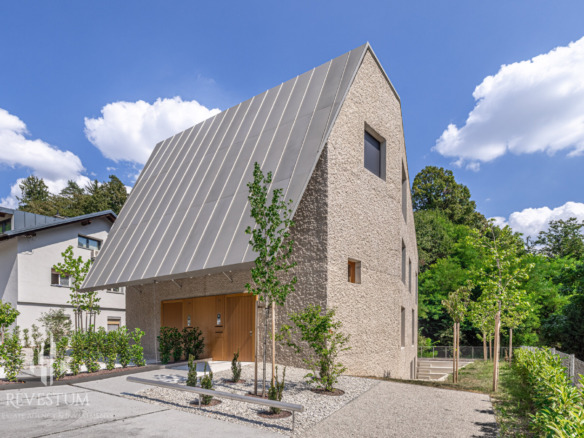 Architectural 4-room apartment by the forst in Rožna dolina