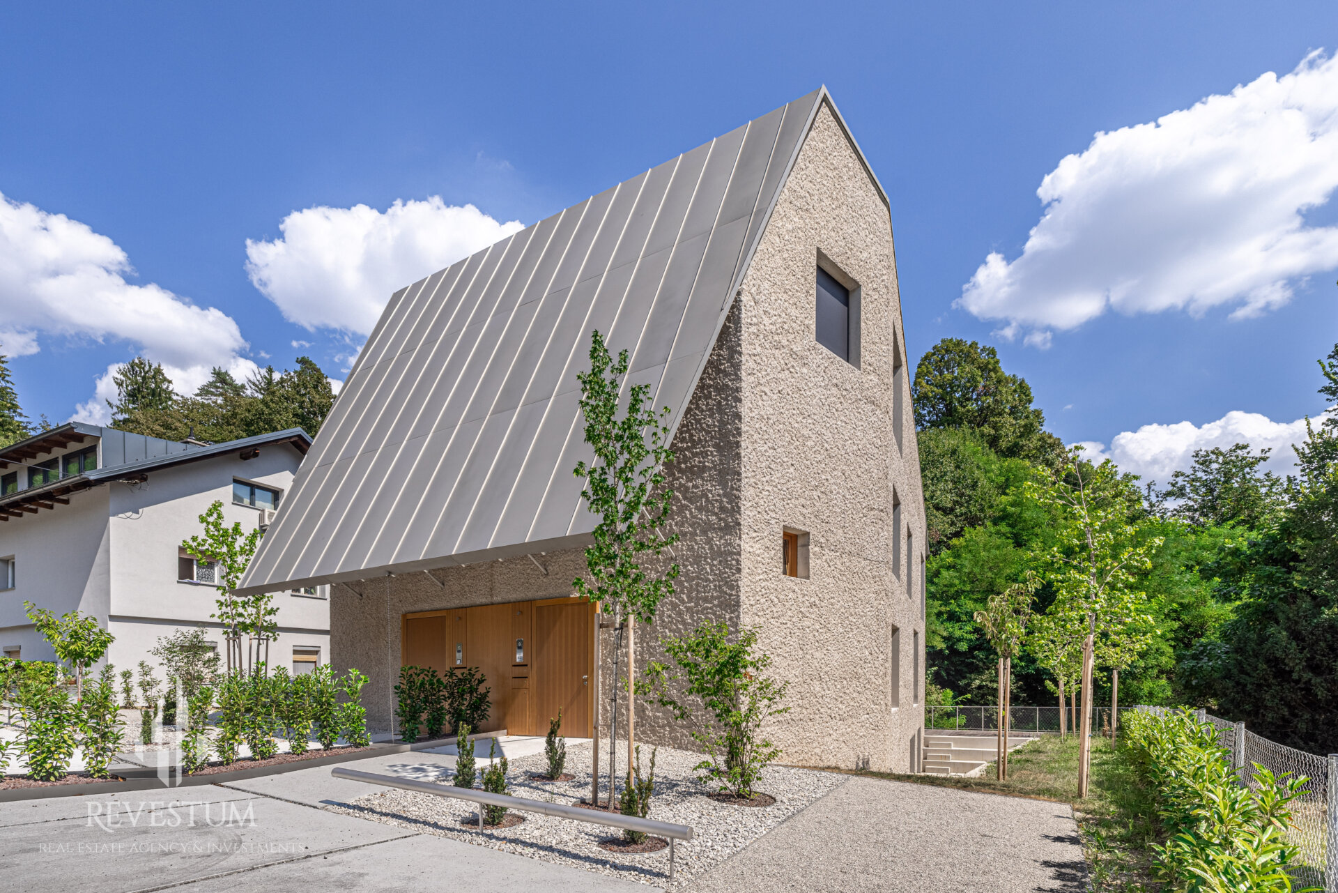 Architectural 4-room apartment by the forst in Rožna dolina