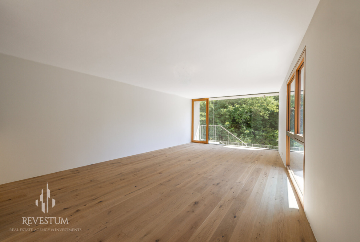 Architectural 4-room apartment by the forst in Rožna dolina
