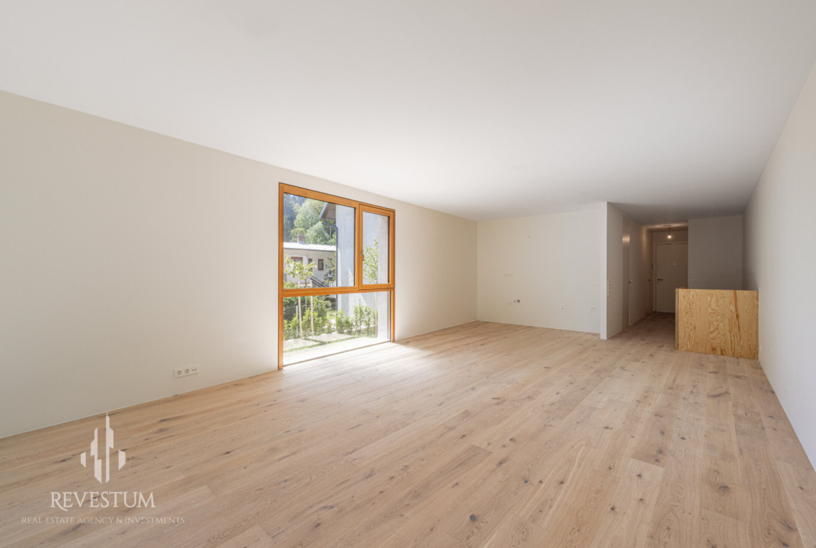 Architectural 4-room apartment by the forst in Rožna dolina