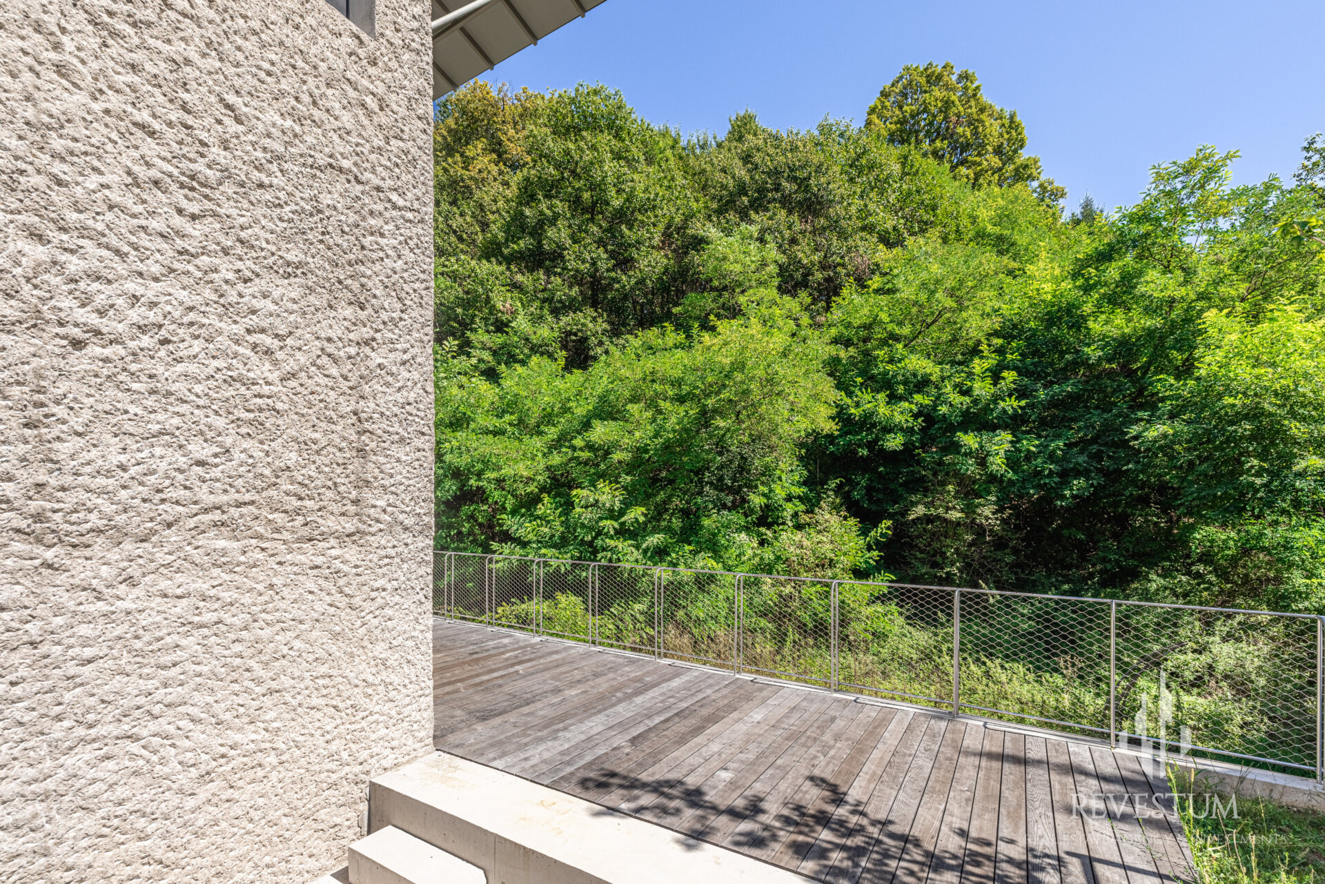 Architectural 4-room apartment by the forst in Rožna dolina