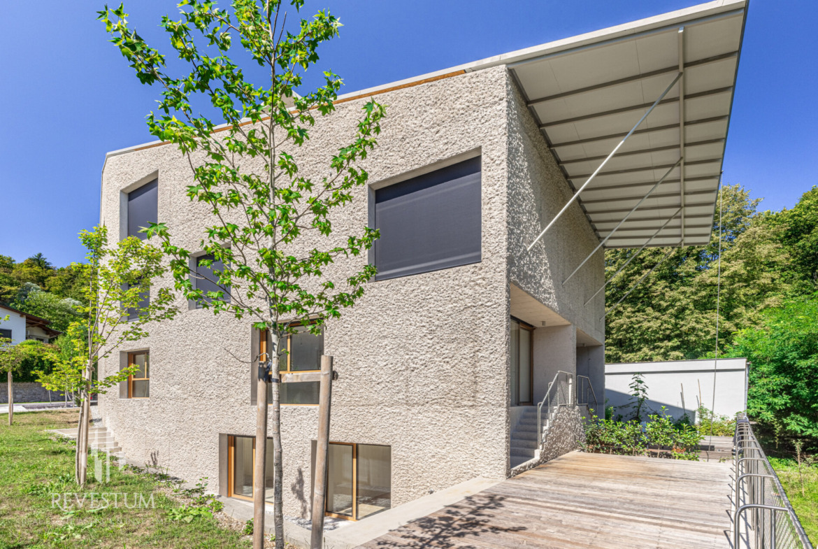 Architectural 4-room apartment by the forst in Rožna dolina