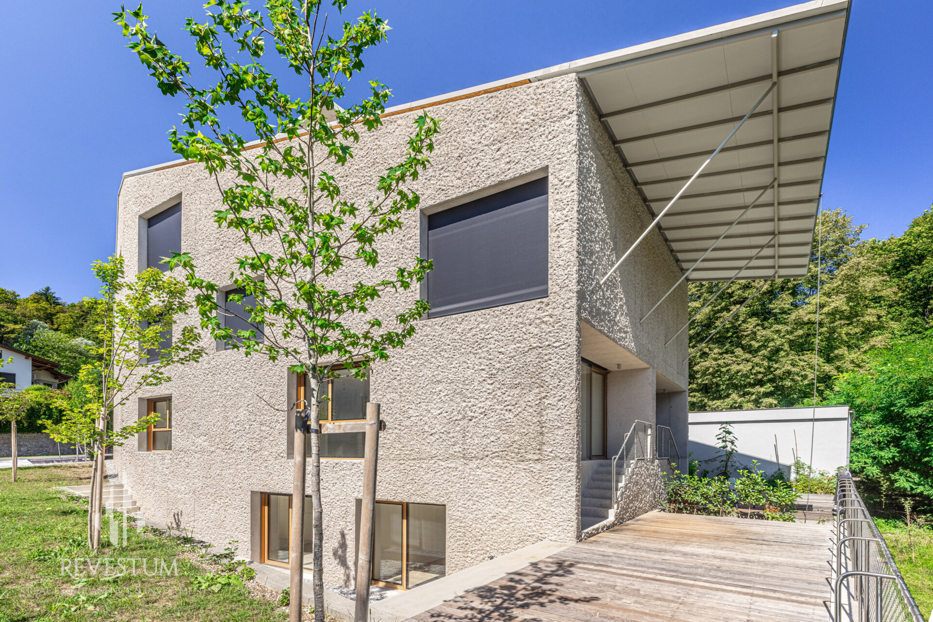 Architectural 4-room apartment by the forst in Rožna dolina