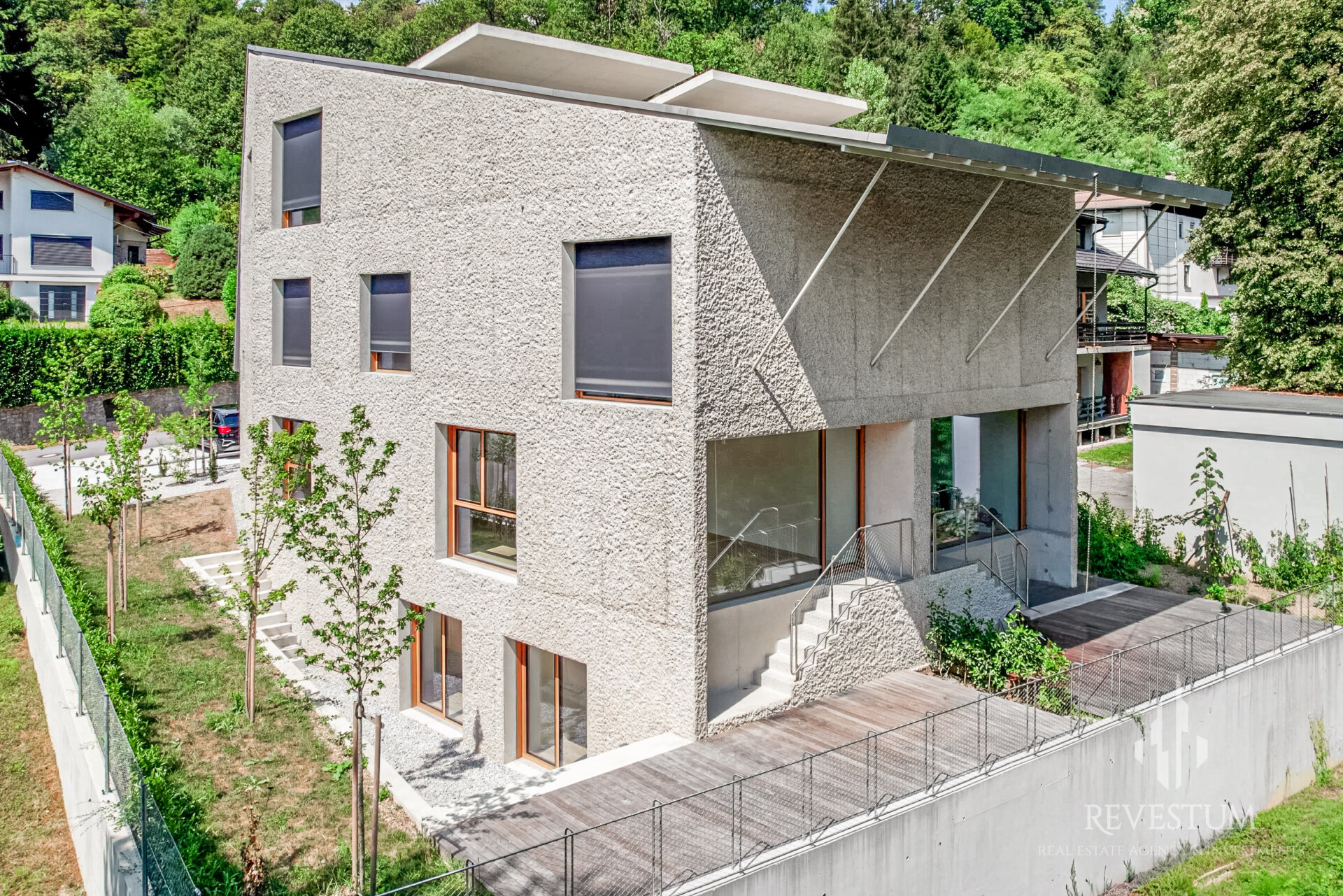 Architectural 4-room apartment by the forst in Rožna dolina