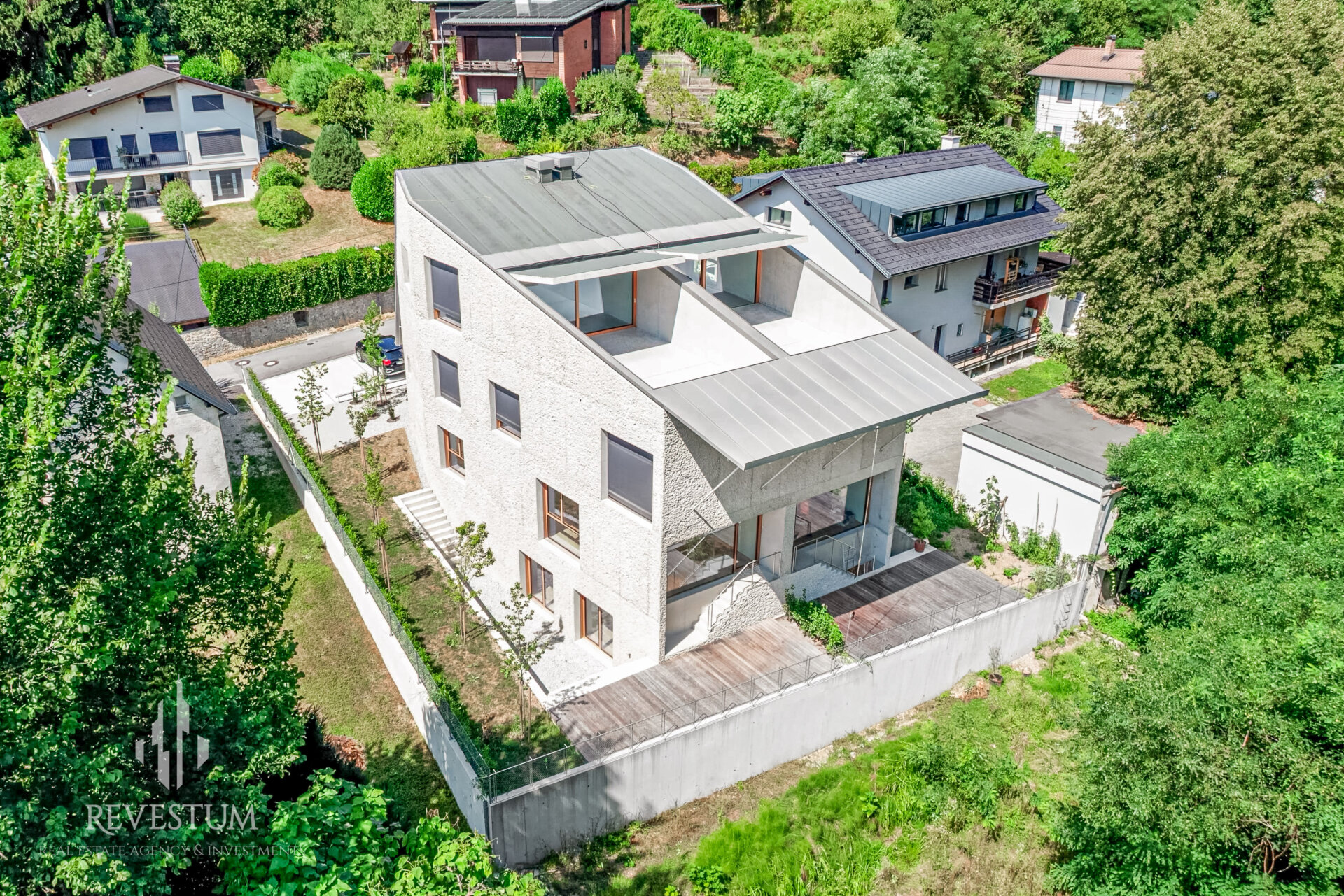 Architectural 4-room apartment by the forst in Rožna dolina