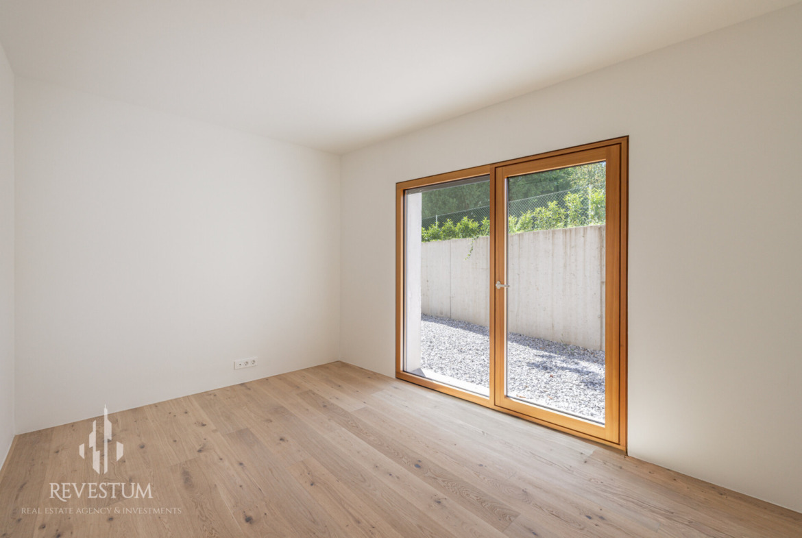 Architectural 4-room apartment by the forst in Rožna dolina