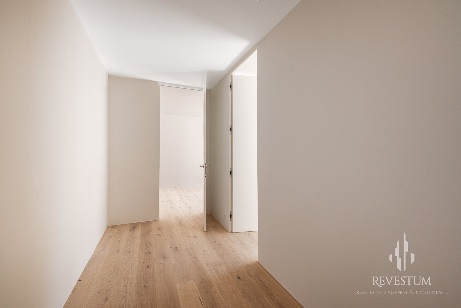 Architectural 4-room apartment by the forst in Rožna dolina